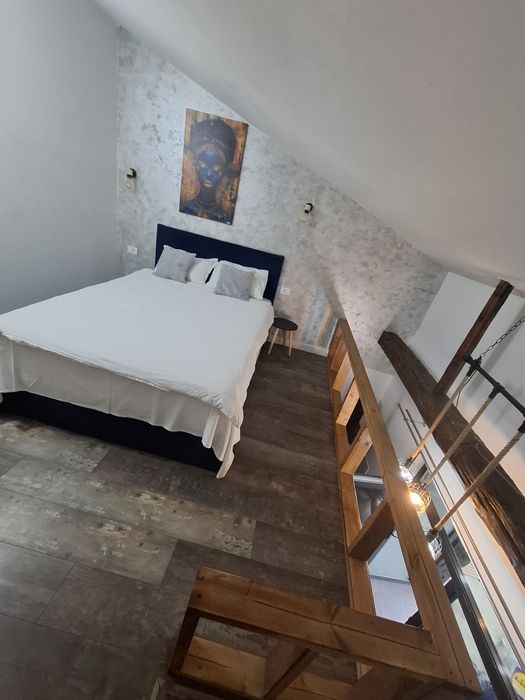 Garsoniera la curte zona centrala