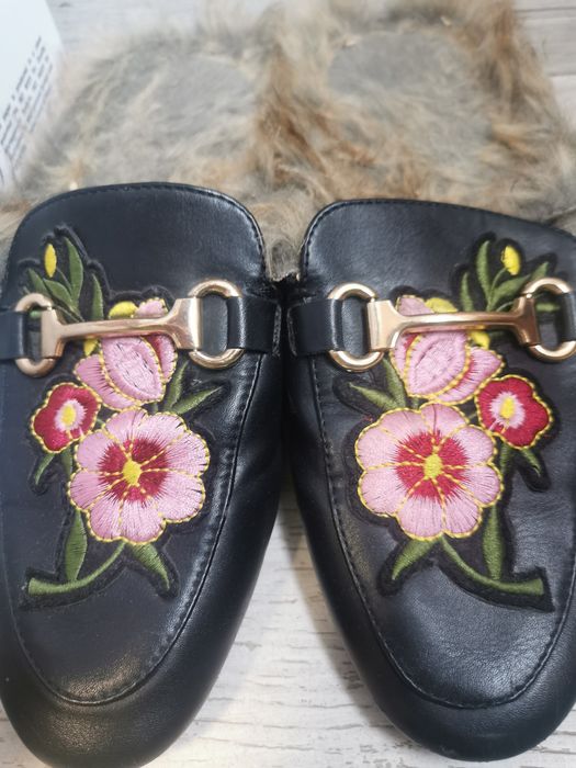 Чехли, обувки с интересни детайли