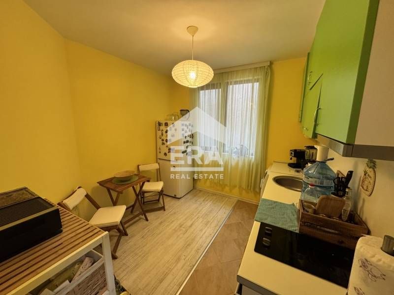 Ексклузивен тристаен обзаведен апартамент с открито паркомясто за прод