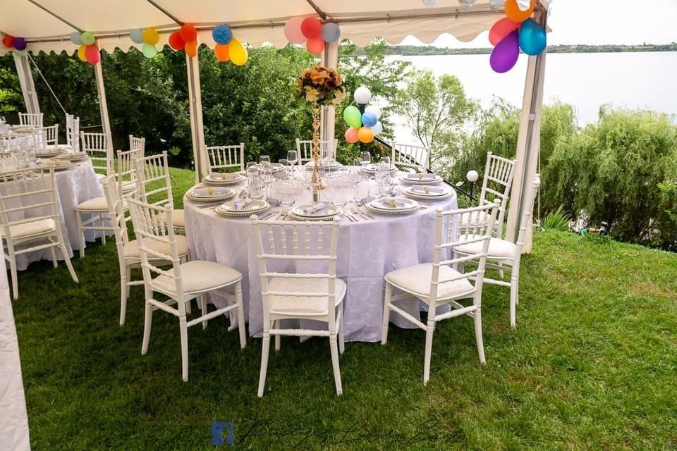 Logistică evenimente – mese, scaune, veselă, corturi (30–130 pers.)