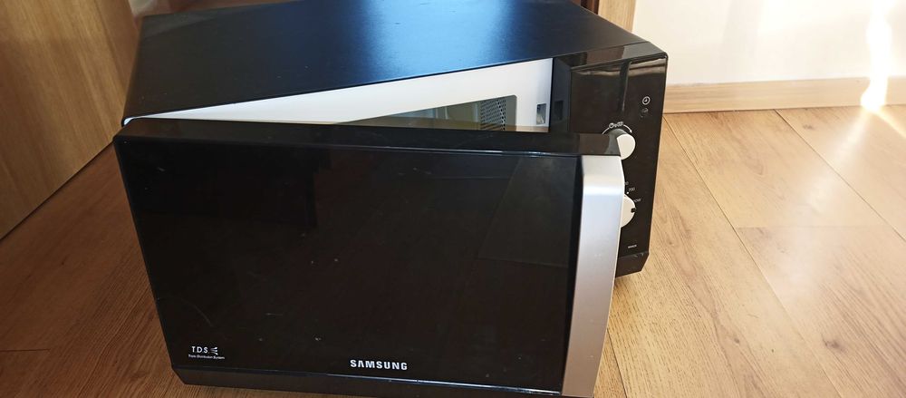 Микровълнова фурна Samsung MW73BN – 850W, механично управление