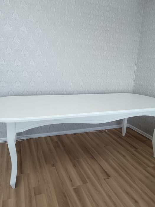 Стол деревянный для гостей