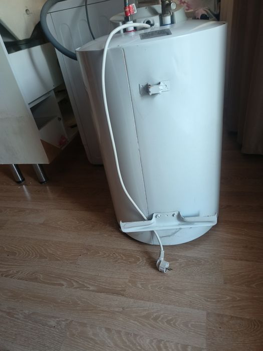 Аристон 80 литров, состояние отличное.