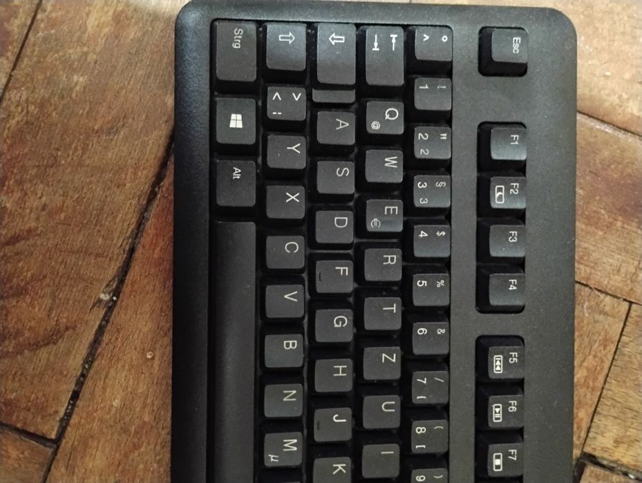 Vând tastatura și maus cu fir HP