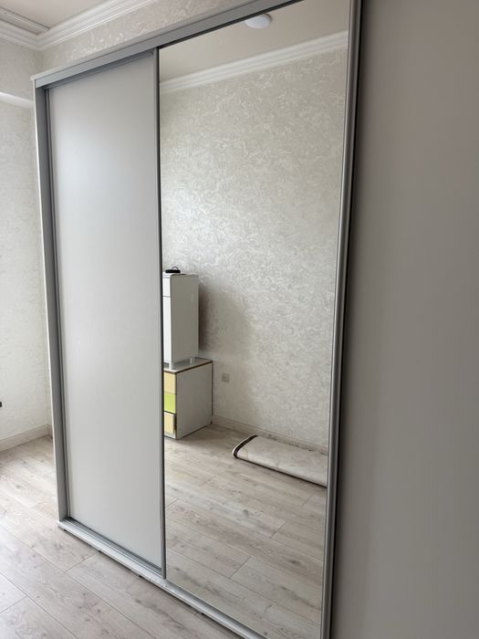 Шкаф белый с раздвижными дверьми