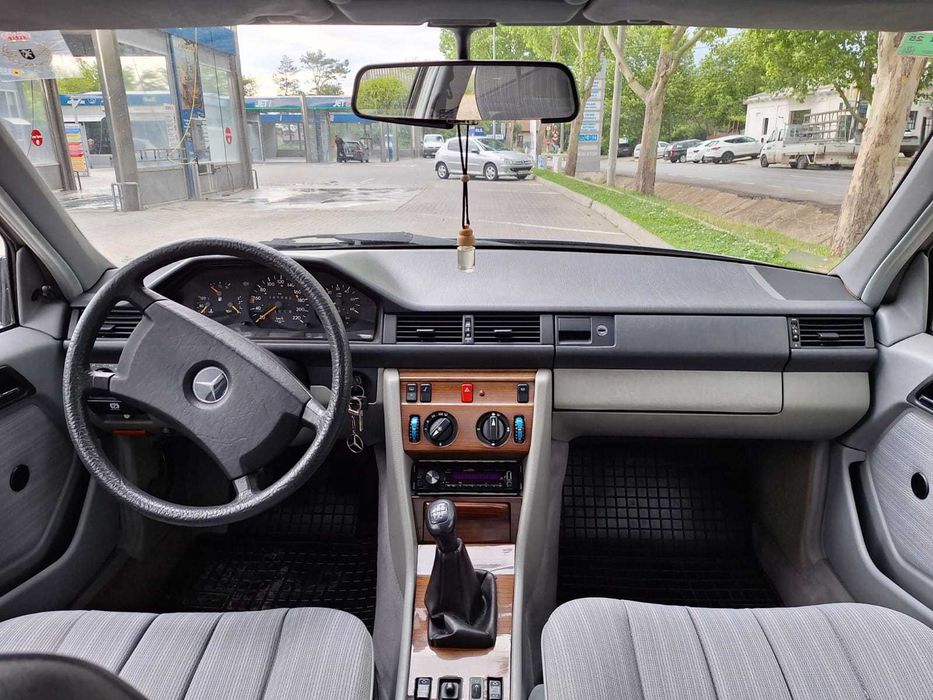 Mercedes W124 300D an 1988 manual vehicul istoric