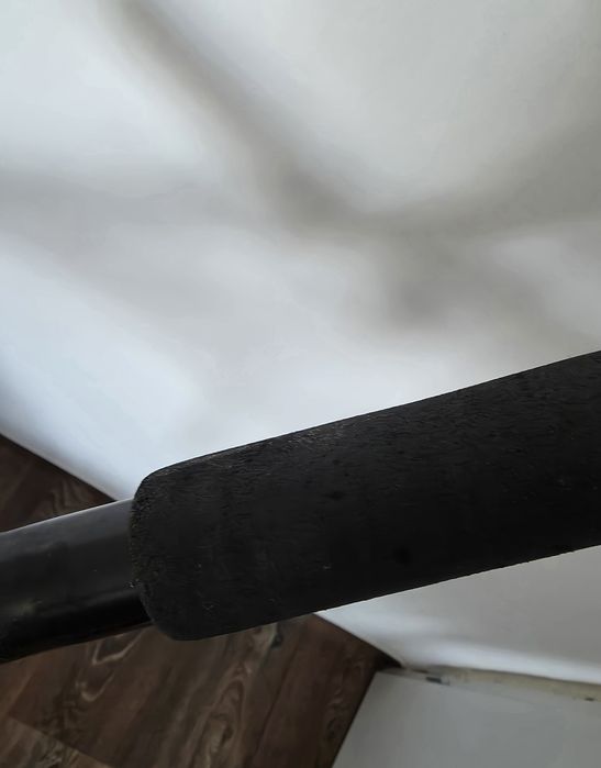 Bară de tracțiune Adidas în stare bună, toate imperfecțiunile se văd pe poze, șuruburi nu sunt incluse