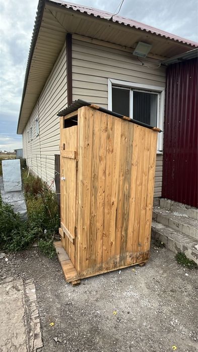 Деревянный уличный туалет