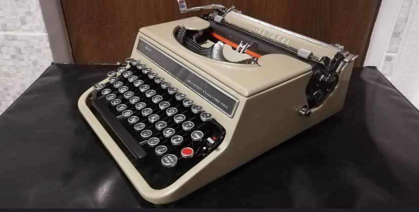 Masina de scris Ollivetti studio 42