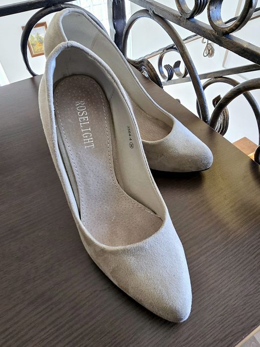 Pantofi bej cu toc