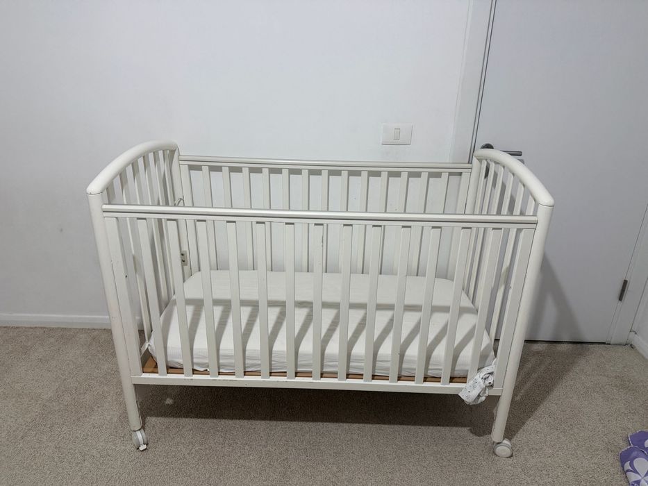 Pătuț bebelus utilizat