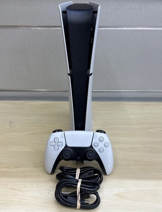 PlayStation 5 Slim Digital Edition + контролер в добро състояние