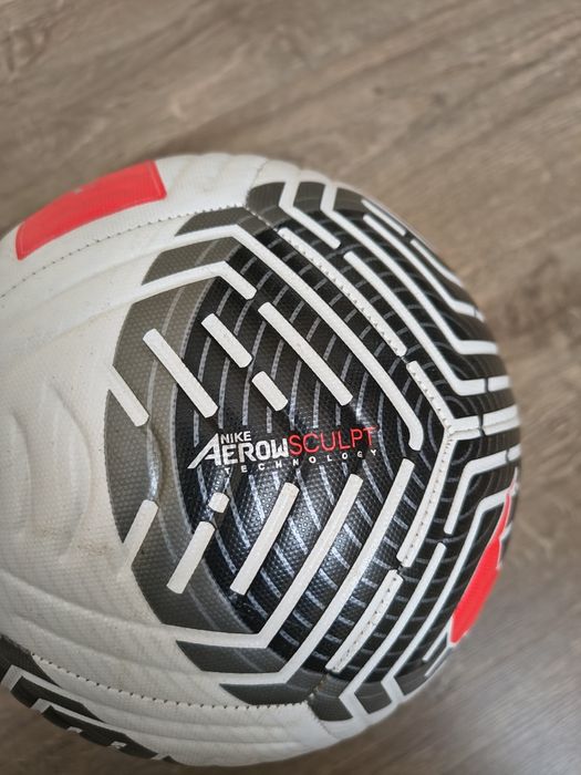 Топки на Nike Academy 23/24 и Adidas Predator