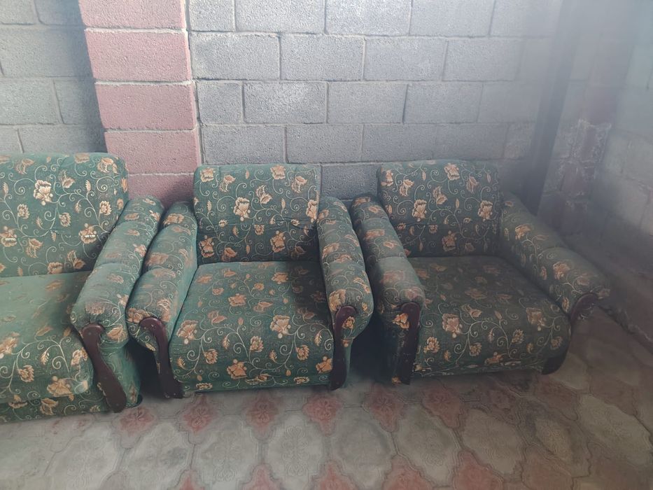 Продам диван с двумя креслами
