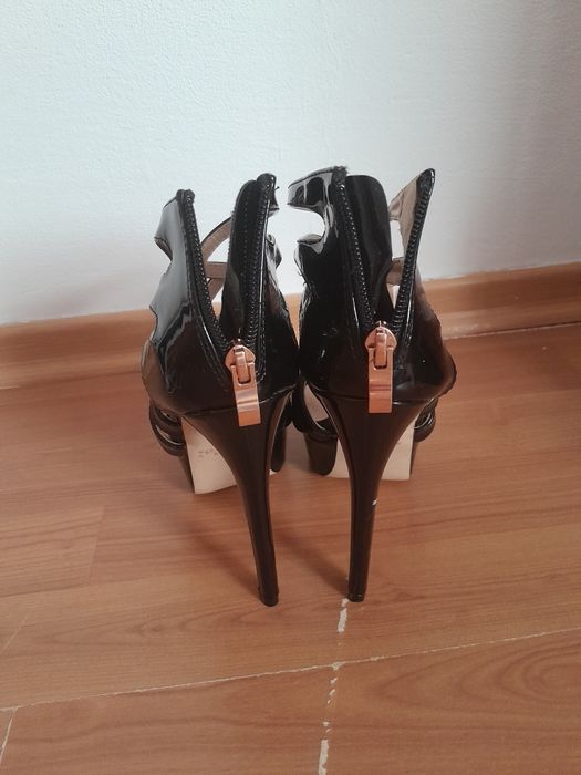 Vând sandale cu bretele