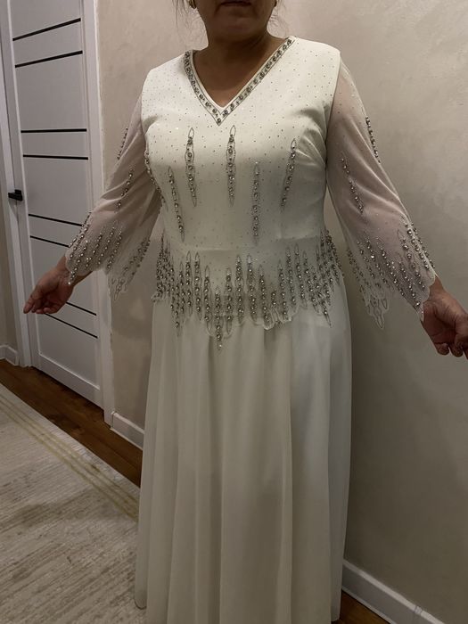 Белое платье со стразами