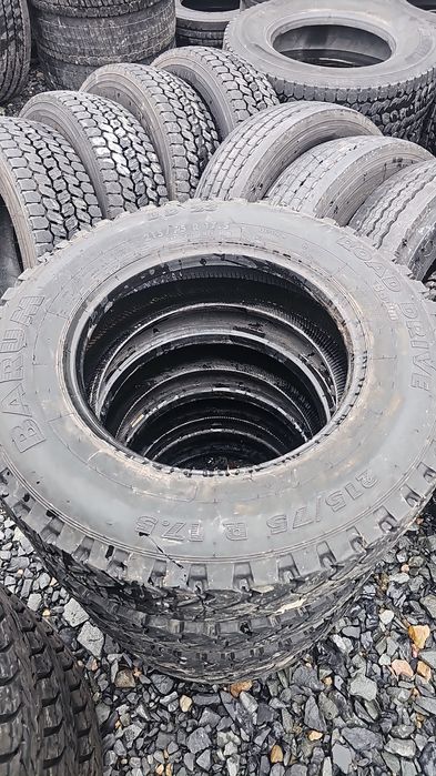 Anvelope 215 75 R 17.5  de tracțiune și de direcție Michelin.