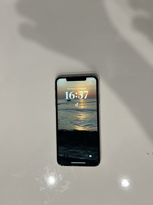 iPhone X 64GB / Silver — рабочий, трещина на задней крышке