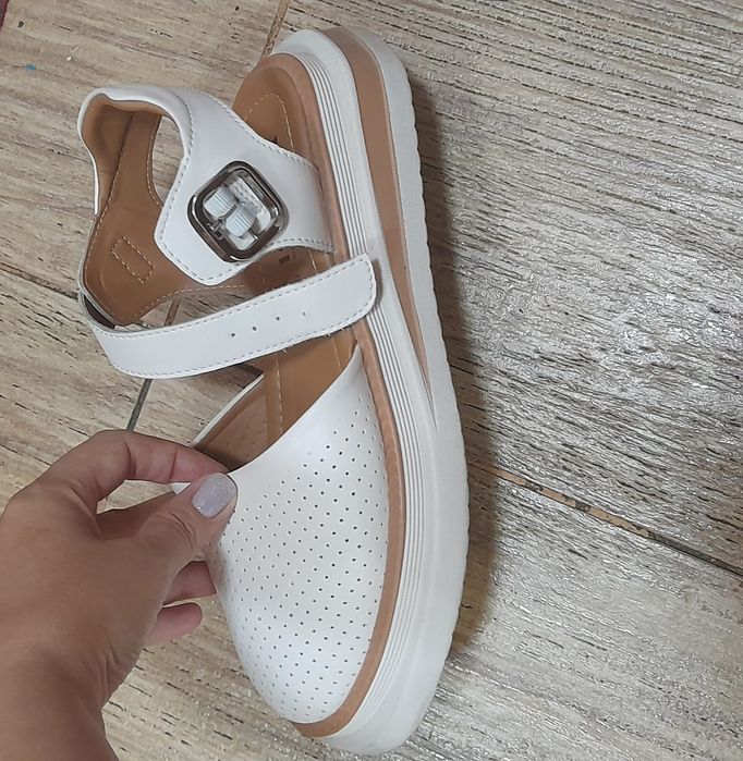 Босоножки белые с коричневым