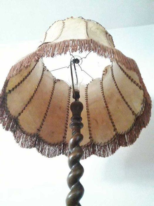 Veioza din lemn sculptat