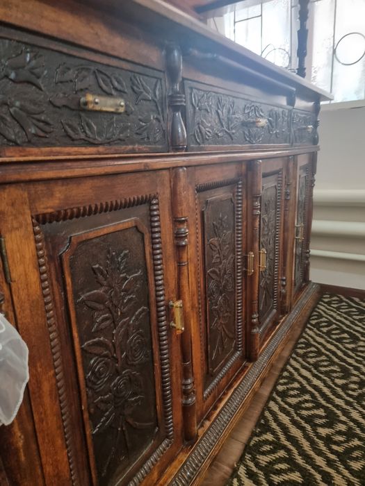 Старинный шкаф ручной работы