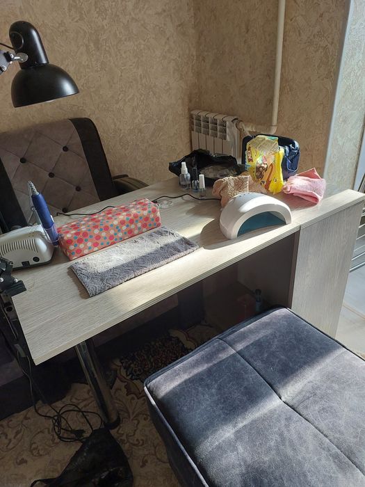 Manikür stoli sotiladi,  xolati juda eski emas