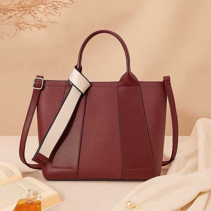 Дамска чанта с елегантен дизайн с включено портмоне