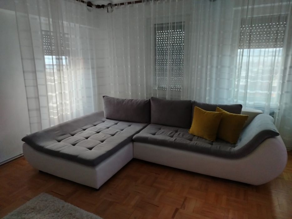 Colțar extensibil gri cu alb