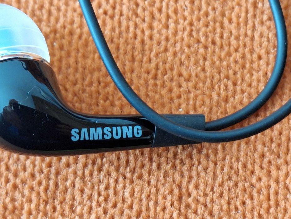 Căști hands free cu fir,  noi,  Samsung In-Ear EO-EG920 de culoare neagră, echipate cu conector Jack de 3.5 mm, microfon și telecomandă pe fir