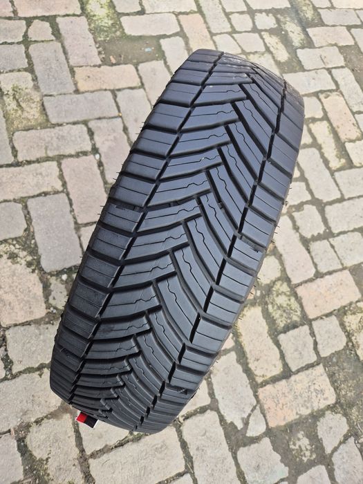 O bucată 225/75 R16C M+S iarnă - una Michelin Continental