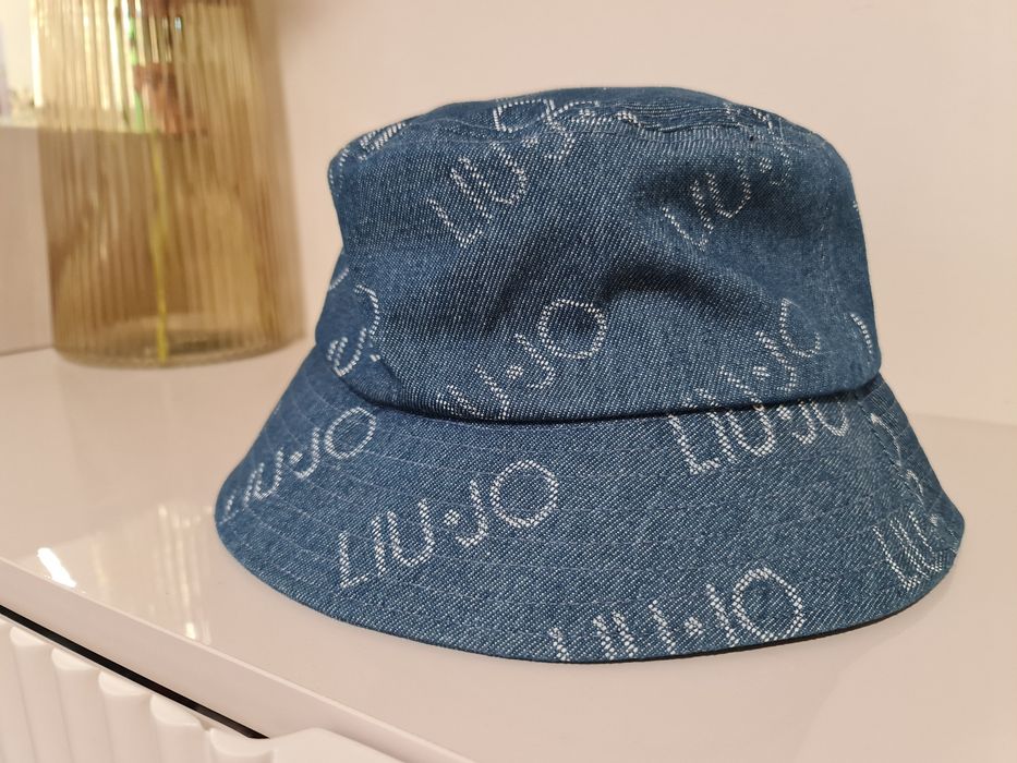 Шапки, Блейзър Zara, Liu Jo, Bershka