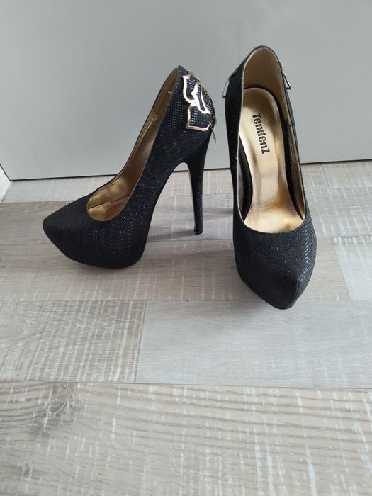 Високи токчета със златни цветя