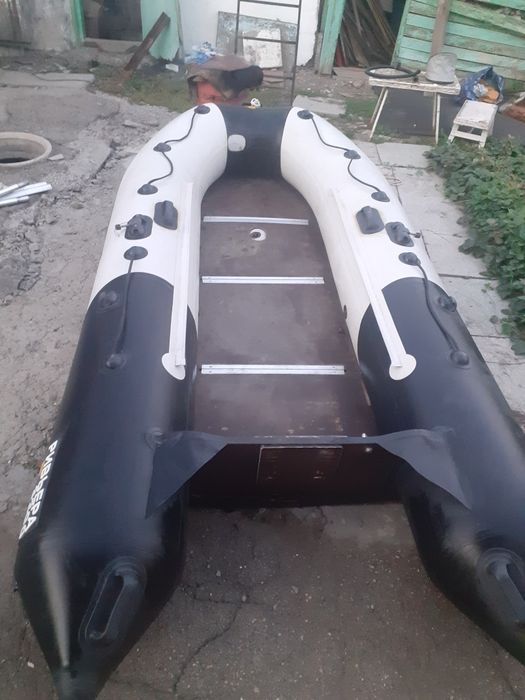Продам лодку Ривьера 320