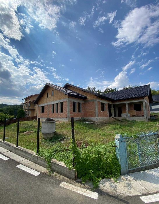 Casa 250mp la rosu Magura