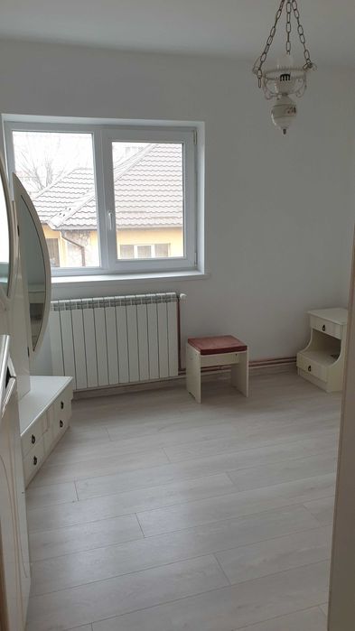 Vând apartament cu 3 camere, la etajul 2, zona Han si Spital
