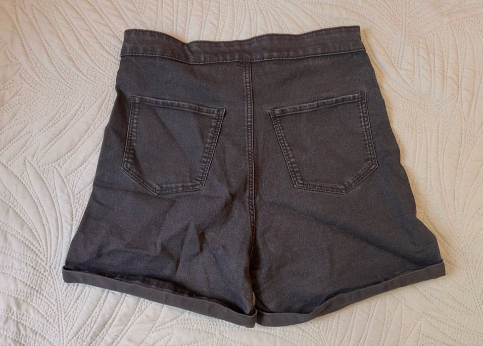 Продавам запазени дамски къси гащи!