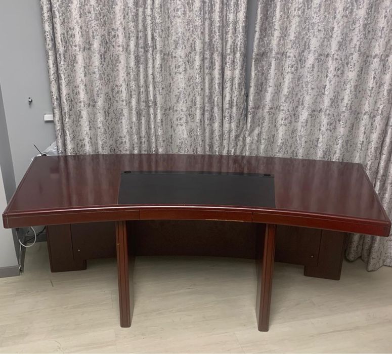 Большой стол для руководителя.