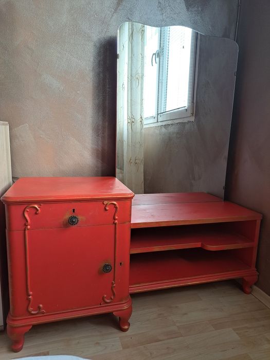 Тоалетка с огледало