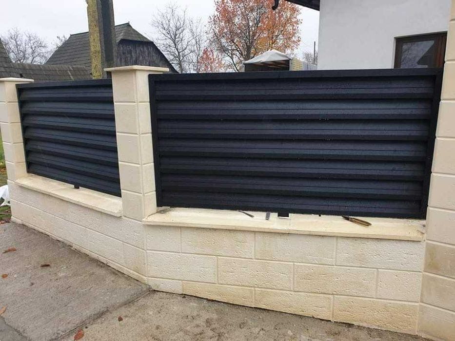 Garduri si porti din sipca metalica, panouri stil jaluzele, tabla cutata, plasa bordurata, fier forjat, BCA si beton si alte modele disponibile