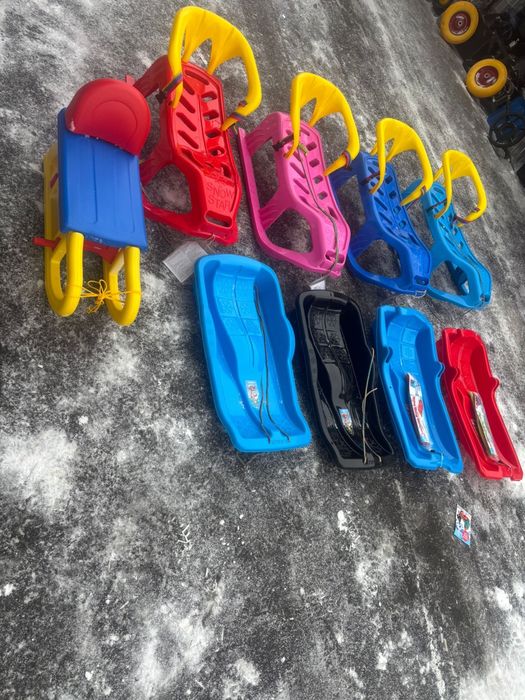 Sanie plastic Polonia cu spătar galben si bob cu frână și fără frână .