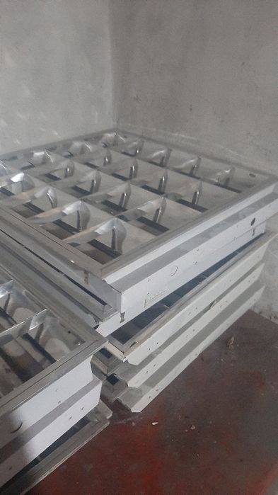 Лампы дневного освещения под армстронг.