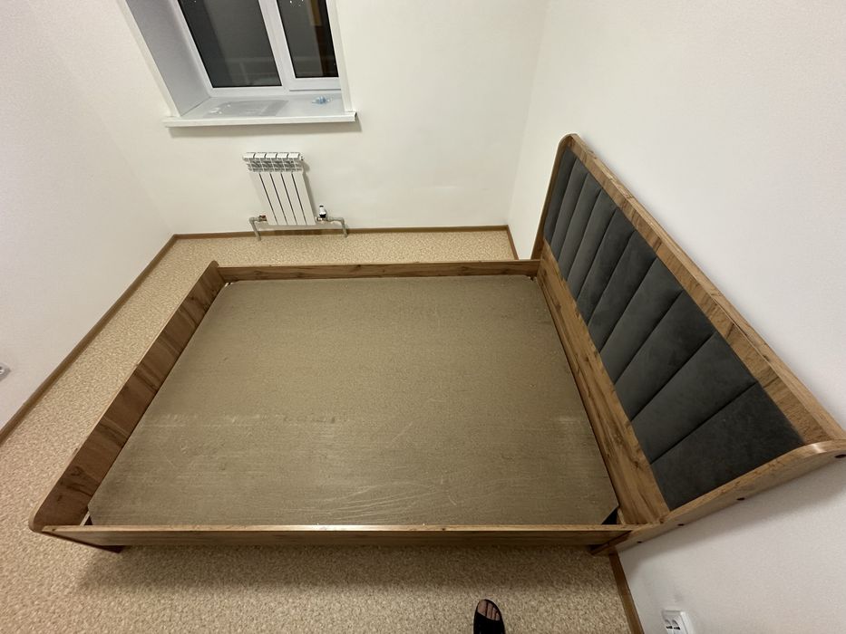 Кровать двуспальняя с матрасом