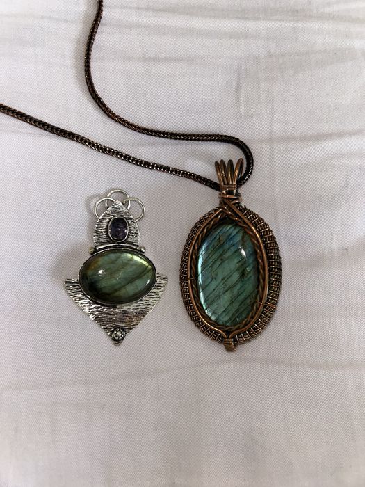 Лабрадоритовые кулоны в серебре