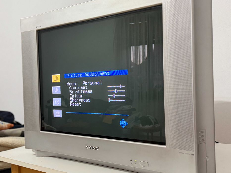 Televizor CRT Sony Trinitron WEGA 72cm, model KV-29CS60K, ecran plat, 300 ore functionare, ca NOU. Rar si ideal pentru retro gaming, VHS si DVD.