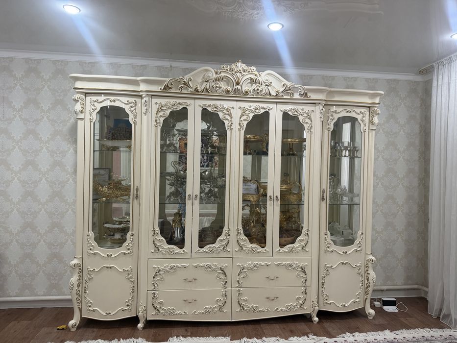 Шкаф-витирина для посуды