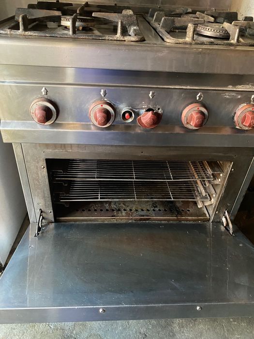 Aragaz cu 4 arzatoare si cuptor pe gaz