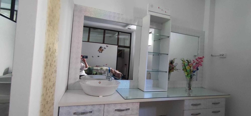 Dulap produse cu spatiu de depozitare