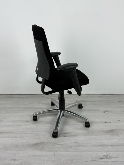 Офис стол BMA ергономик Модел Axia висока клас Черна тапицерия