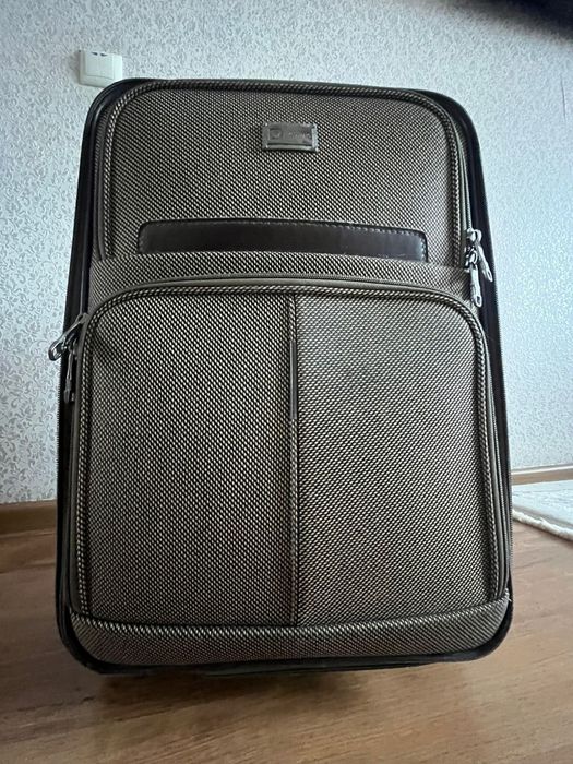 Продам чемодан в отличном состоянии
