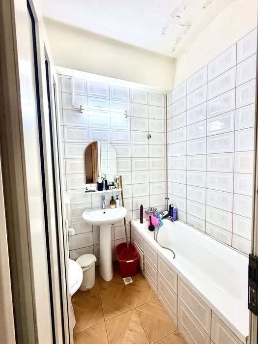 Apartament de vanzare 3 camere 75 mp | Necesita Renovare Completa | Etaj 1 | Metrou | Bloc reabilitat | Bucureștii Noi